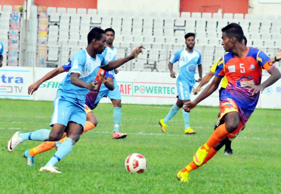 A moment of the match of the Saif Power Battery Bangladesh Premier League Football between Brothers Union Limited and Farashganj Sporting Club at the Bangabandhu National Stadium on Saturday. The match ended in a 1-1 draw.