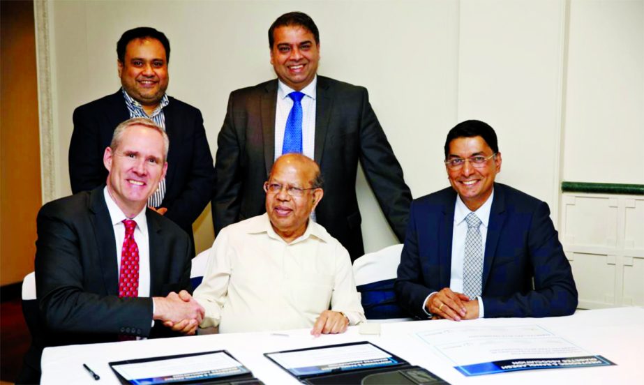 Bob White, President of Medtronic, Asia Pacific and Dr. AK Azad Khan, President of Diabetic Association of Bangladesh, shaking hands after signing a MoU at Mumbai in India on Monday. Madan Krishnan, Vice-President, Medtronic, Indian Sub-Continent, Farrukh