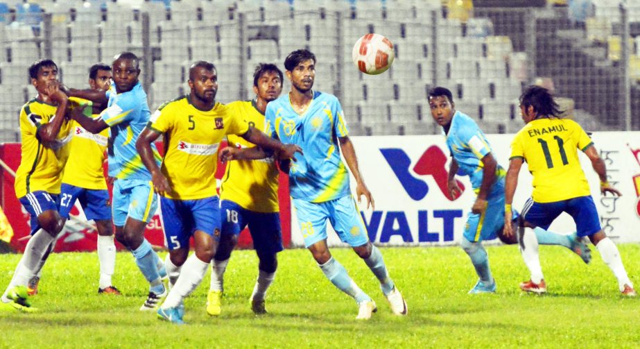 A moment of the Saif Power Battery Bangladesh Premier League Football match between Lt Sheikh Jamal Dhanmondi Club and Abahani Dhaka Ltd at the Bangabandhu National Stadium on Monday.