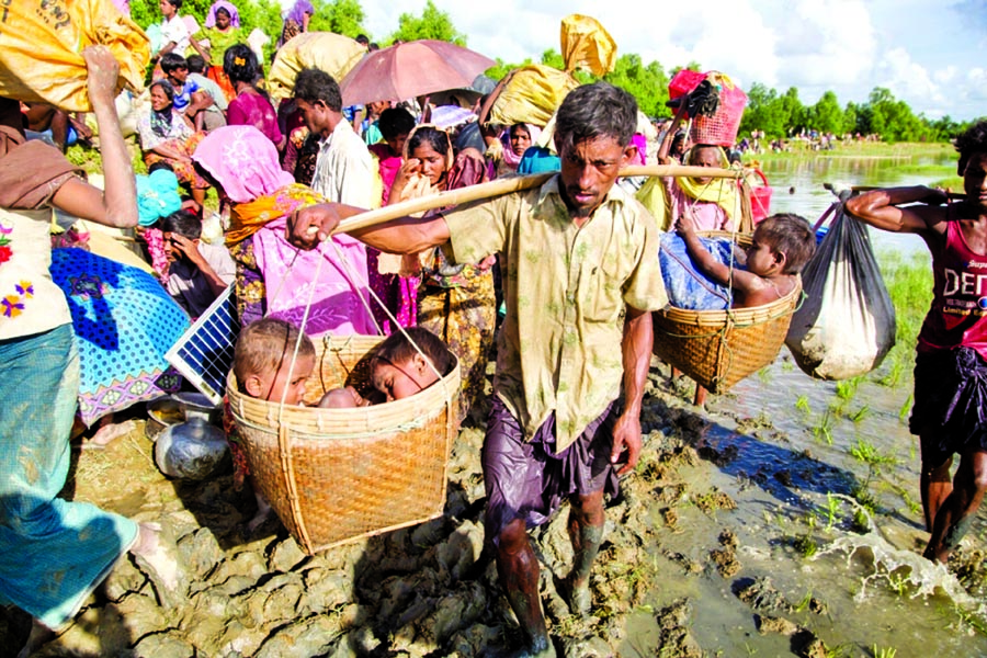 Thousands of new Rohingya refugees arrive crossing the border near Anjuman Para village, Palong Khali in Ukhiya of Cox's Bazar. Photo: UNHCR