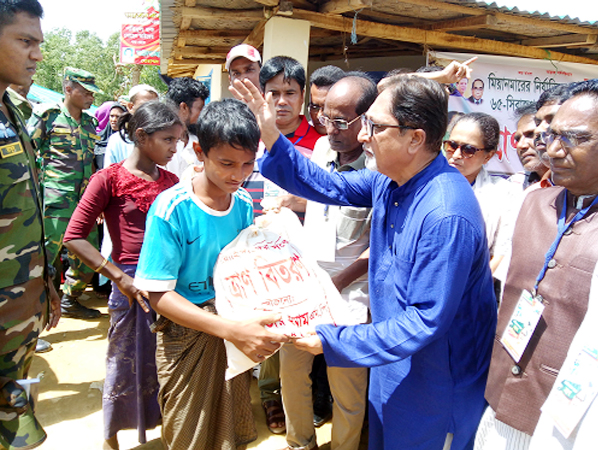 Tanvir Imam MP distributing relief goods among Rohingya children at Cox's Bazar recently.