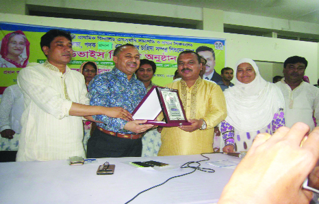 NARAYANGANJ: Businessman Md Alauddin Bhuiyan receiving crest from Nazrul Islam Babu MP for the best electricity users at Lashkardee Primary School premises recently.