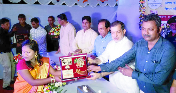 Chairman of the Parliamentary Standing Committee on Ministry of Railway ABM Fazle Karim Chowdhury MP (2nd from right ) receiving crest from the Managing Committee of Sultanpur Nandipara Kalibigraha Mandir, Raozan on the occasion of 282nd Puja festival