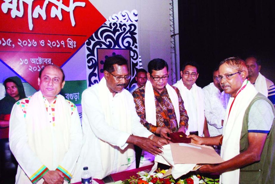 BOGRA: Abdul Mannan MP distributing ShiLpokala Academy Honour to Thanda Azad for his outstanding contribution in photography at Bogra Shilpokala Academy Auditorium premises on Friday.