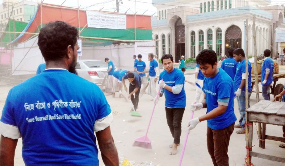 A cleanness driver is running by members of Syed Ziaul Huq Maijbhandari Trust in the Port City recently.