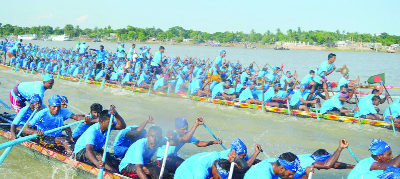 KHULNA: A traditional boat race was held in Rupsha River organised by Grameenphone and District Administration, Khulna on Saturday.