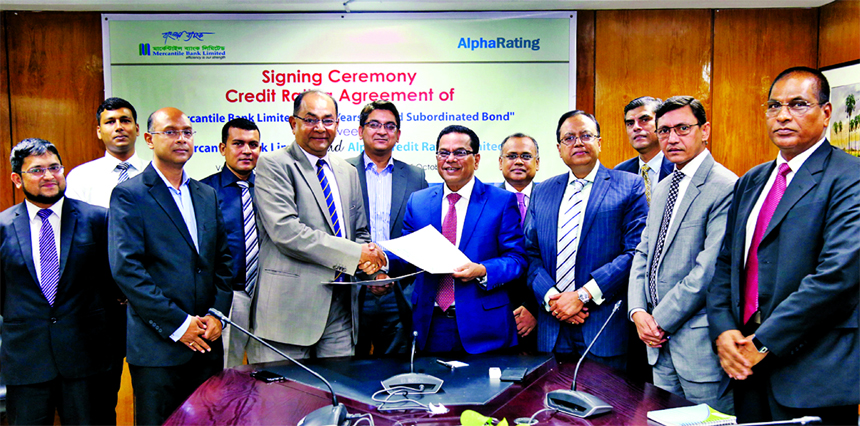Masihur Rahman, Managing Director of Mercantile Bank Limited and Muhammed Asadullah, Managing Director of Alpha Rating, exchanging agreement signing documents on 'Seven Years Second Tier-II Subordinated Bond' of Tk 3000m in the city on Sunday. Senior Ex