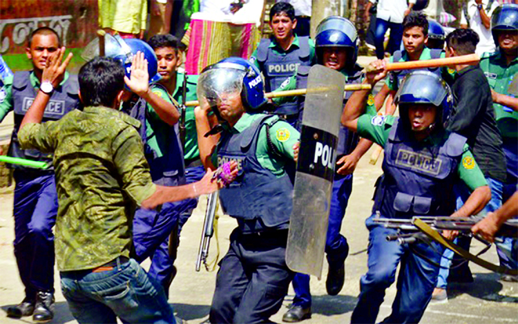 Two rival groups of BCL involving the law enforcers locked in clashes at Chittagong College Road to establish supremacy at the college. Five students were injured on Monday.