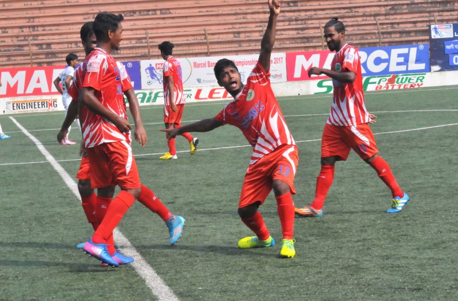 A moment of the match of the Bangladesh Championship League Football between Fakirerpool Youngmen's Club and Police Football Club at the Bir Shreshtha Shaheed Sepoy Mohammad Mostafa Kamal Stadium in the city's Kamalapur on Tuesday. The match ended in a