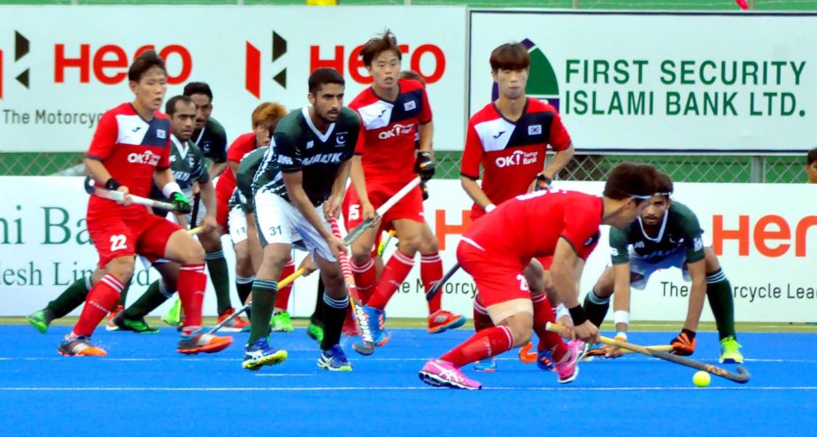 A moment of the 'Super Four' match of the Hero Asia Cup Hockey between South Korea and Pakistan at the Moulana Bhashani National Hockey Stadium on Thursday.