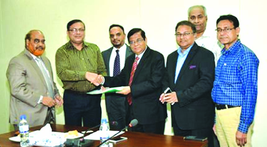 Md. Shafiqur Rahman Patwary, Chairman of Insurance Development and Regulatory Authority (IDRA) handing over a fire insurance claim chaque of Tk 24 lakh to the representative of to Jamuna Electronics and Automobiles Limited, by Federal Insurance Company Li