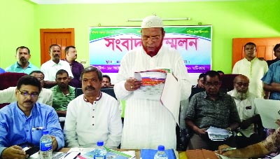 JOYPURHAT: Rofiqual Islam, General Secretary, Motor SramIK Union, Joypurhat District Unit reading a written statement at a press conference on Friday demanding withdrawal of former general secretary permanently from the oraganisation.