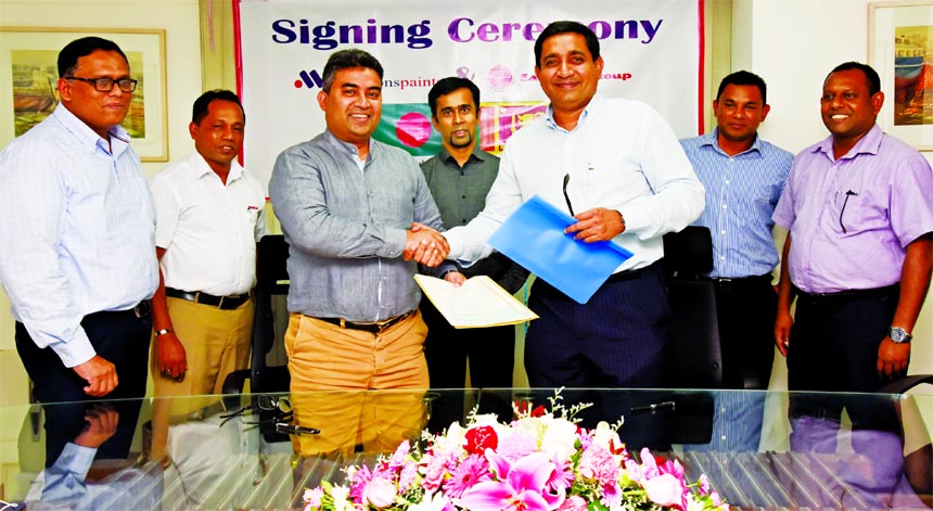 Mohamed Mizver Makeen, Managing Director of Macksons Paints Lanka (Pvt) Ltd and Ehsanul Habib, Managing Director of Esquire Group, sign the joint venture agreement. Under the deal, Esquire Group will produce, distribute and market the Macksons Paints in