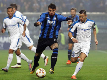 Atalanta's Andrea Petagna (left) and Apollon's Esteban Sacheti vie for the ball during the Europa League Group E soccer match between Atalanta and Apollon Limassol at the Mapei Stadium in Reggio Emilia, Italy on Thursday.