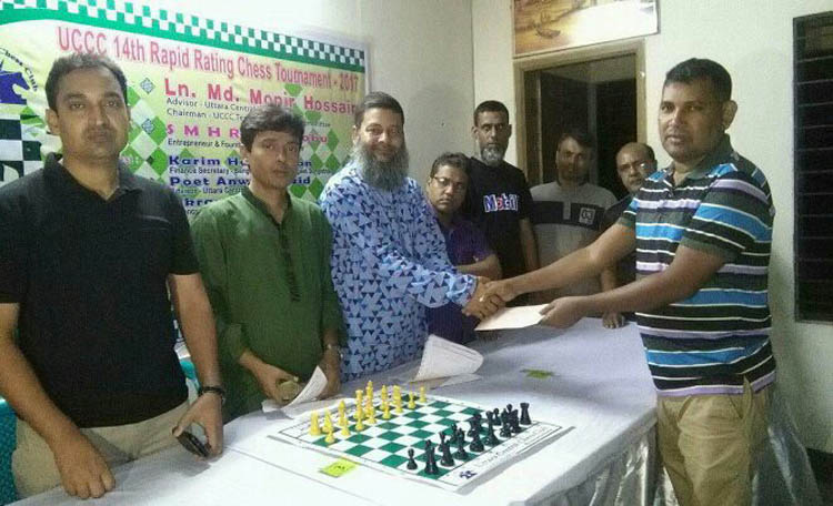 FIDE Master Khondker Aminul Islam of Bangladesh Navy, the champion of the Rapid Rating Chess Competition receiving the prize-money from Advisor of Uttara Central Chess Club Poet Anwar Majid at Uttara Ideal College on Friday. Uttara Central Chess Club arra