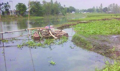 JAMALPUR: Illegal sand lifting from Jingiram River has damaged arable land at Dewanganj area .