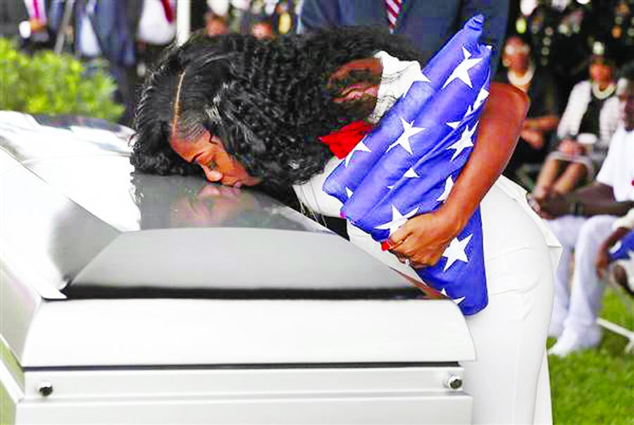 Myeshia Johnson, wife of U.S. Army Sergeant La David Johnson, who was among four special forces soldiers killed in Niger, kisses his coffin at a graveside service in Hollywood, Florida. Internet photo