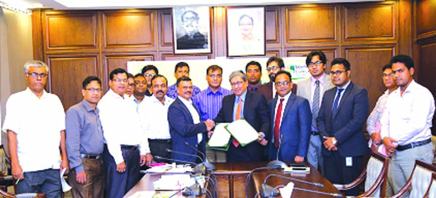 Md. Shafiul Azam, Managing Director of Modhumoti Bank Limited and Khan Mohammad Billal, CEO of Dhaka South City Corporation (DSCC) exchanging a MoU signing documents at DSCC on Monday. Under the deal, the bank will collect holding taxes on behalf of DSCC.