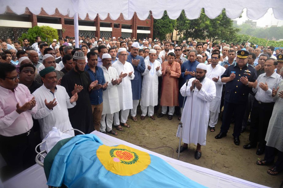 A scene from the namaj-e-janaza of Khaja Rahmatullah held at Abahani Ground on Wednesday.