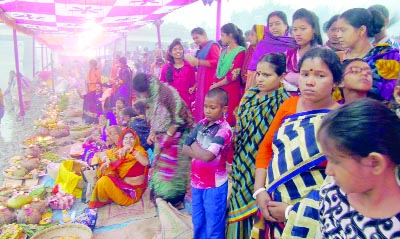 DINAJPUR(South): People of Hindu community gathered at Shakha Jamuna River at Fulbari Upazila marking Surja Puja on Friday.