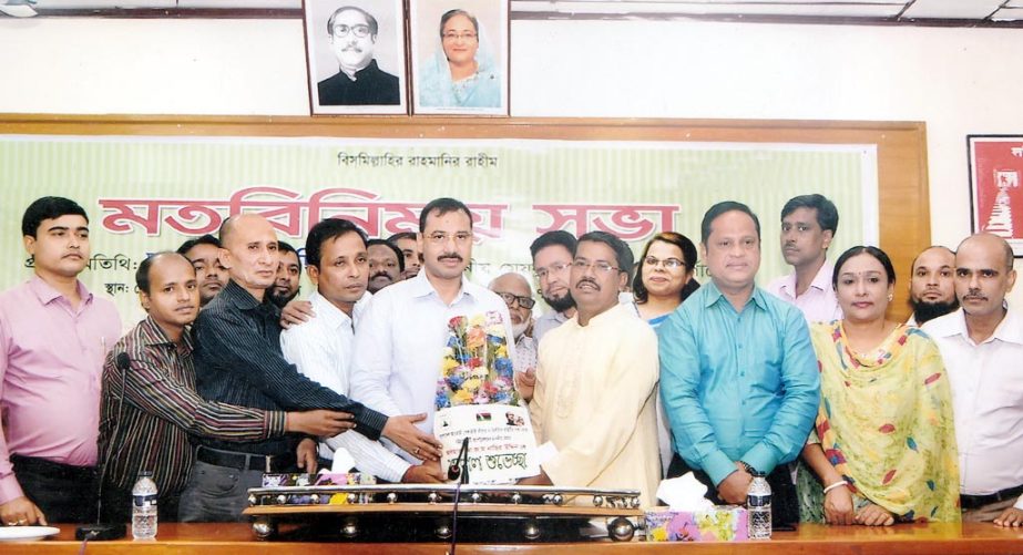 Newly -elected leaders of Peshajibi League, Chittgaong City Unit greeting CCC Mayor A J M Nasir Uddin at a view exchange meeting recently.