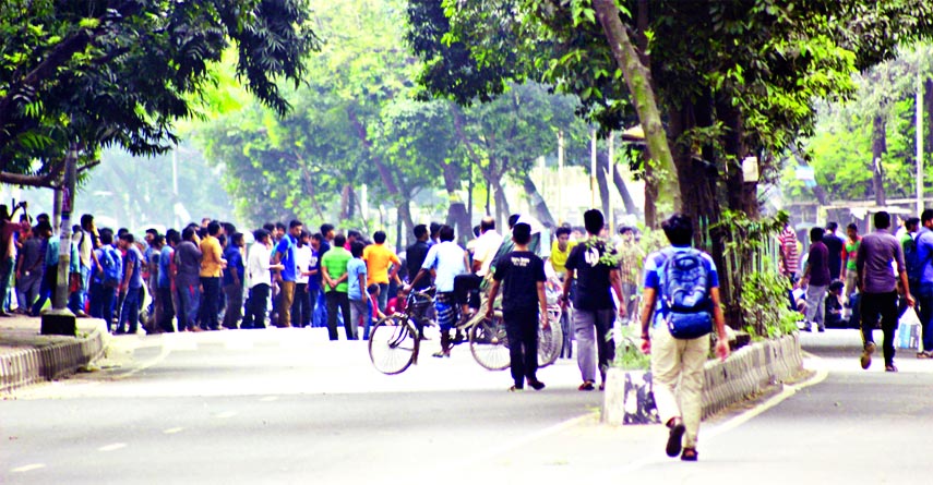 At least five students were injured in a clash between the activists of BCL of Zahurul Haque Hall unit of DU and BUET unit on Friday night following the altercation over taking the drug on Thursday night. This photo was taken from Plassey intersection.