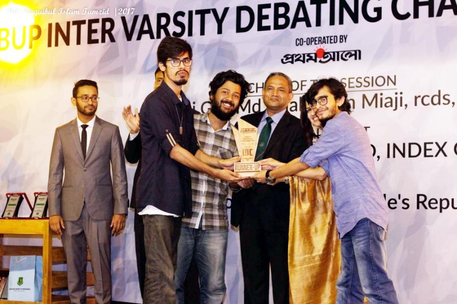 Maj Gen Md. Salahuddin Miaji, rcds, psc, VC, Bangladesh University of Professionals (BUP) handing over the Runner Up Trophy of Inter University National Debate Championship organized by BUP to the winners of Daffodil International University Debating Club