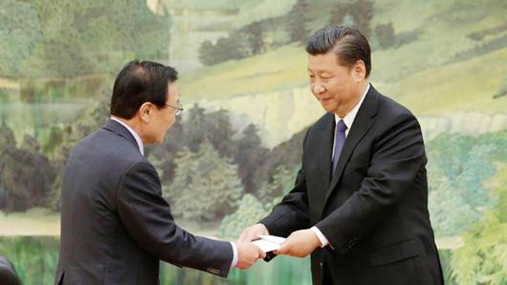 Special envoy Lee Hae-chan passes on a letter from South Korean President Moon Jae-in to China President Xi Jinping in Beijing.