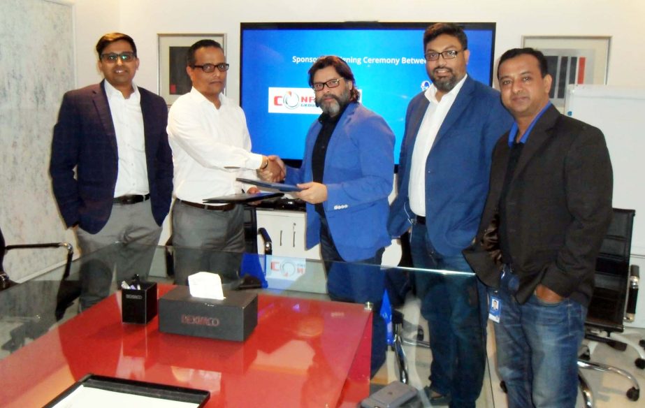 Obeid Nizam (centre) of CEO of Dhaka Dynamites shaking hands with Khalid Islam, Managing Director & CEO of Digicom Telecommunication, Confidence Group at the office room of Dhaka Dynamites in Gulshan recently. Confidence Group is the sponsor of the Dhaka