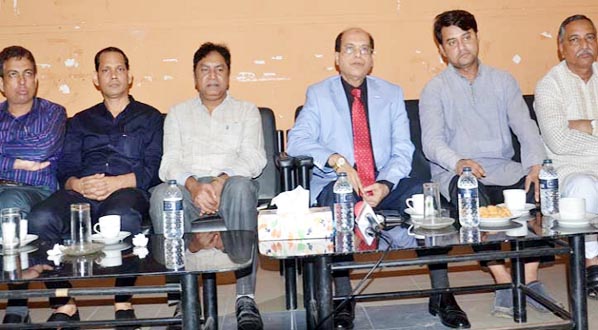 Media Advisor to the Prime Minister Iqbal Sobhan Chowdhury exchanging views with the journalist leaders of Chittagong Press Club at CPC VIP Lounge on Tuesday.