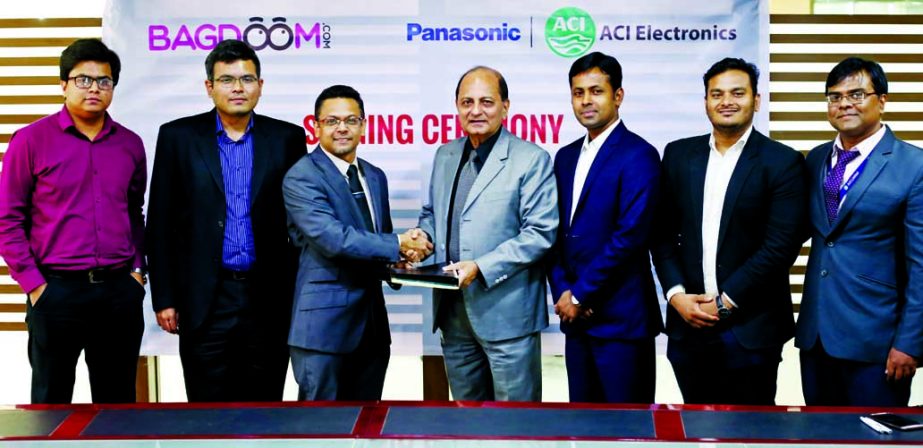 Mirajul Huq, CEO of Bagdoom.Com (an e-commerce platform) and Syed Alamgir, Executive Director of ACI Limited, exchanging a MoU signing document at the Consumer Brand Office of ACI in the city recently. Under the deal, all electronic appliances and items u