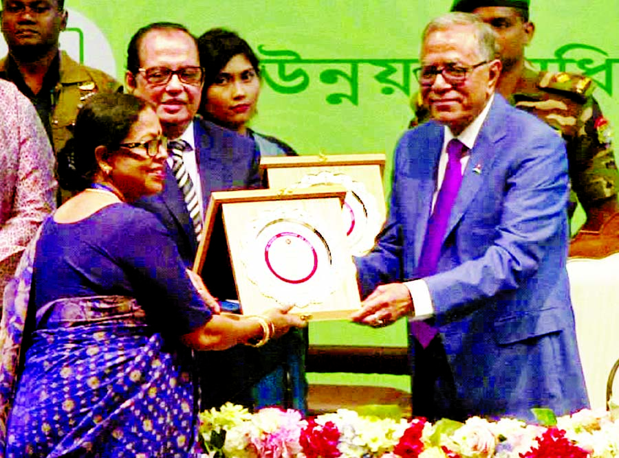 President of Shapla Samaj Unnayan Sangstha (SSUS), Munshiganj Dr Asma Banue receiving National Youth Award from President Abdul Hamid at a ceremony held recently in the Osmani Memorial Auditorium in the city.