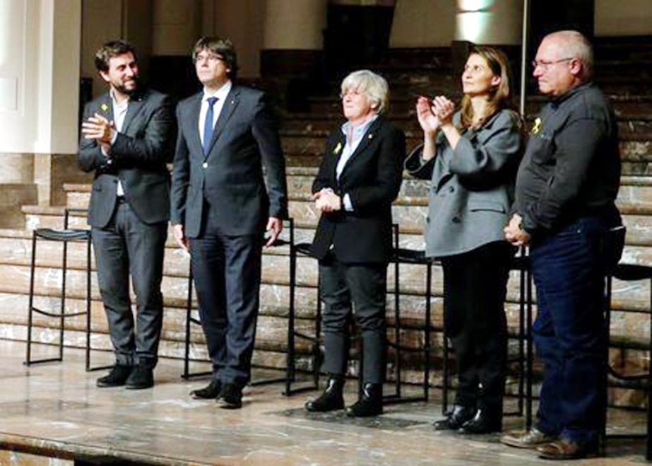 Former Catalan leader Carles Puigdemont (2nd L) and former cabinet members Antoni Comin (L), Clara Ponsati Meritxell Serret (2nd R) and Luis Puig Gordi stand during a meeting with Catalan mayors in Brussels.