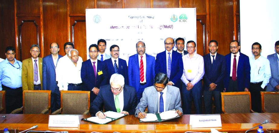 Ahmed Jamal, Executive Director of Bangladesh Bank and Oussama A Kaissi, CEO of Islamic Corporation for the Insurance of Investment and Export Credit (ICIEC), a multilateral institution and a member of the Islamic Development Bank Group, signing a MoU at