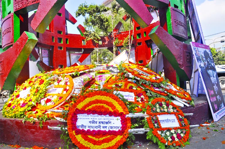 In observance of the Shaheed Noor Hossain Day, different political parties and socio-cultural organizations paid their tributes laying floral wreaths at Noor Hossain Chattar in the city's Gulistan area on Friday.