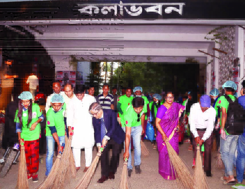 Dhaka University (DU) Vice-Chancellor Prof Dr Akhtaruzzaman inaugurating cleaning drive of DU campus by cleaning the campus on Saturday. BD Clean, a volunteer organisation organised the programme.