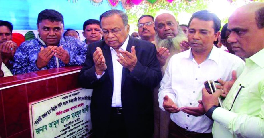 DINAJPUR: Foreign Minister Abul Hassan Mahmood Ali MP offering Munajat after inaugurating construction works of Bhiyail Bridge at Chirirbandar Upazila as Chief Guest on Friday. NN photo