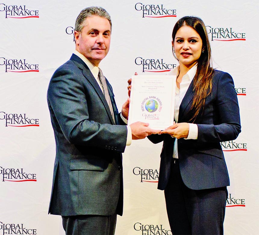 Tabassum Kaiser, Vice-Chairperson of City Bank Limited, receiving the 'Best Consumer Digital Bank in Bangladesh 2017' award from Richard Scholtz, Managing Director of Global Finance (Europe and Asia) at the Royal Society of Arts auditorium in London rec