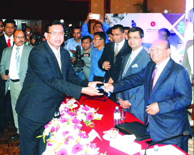 SM Amzad Hossain, Chairman of South Bangla Agricultural Bank Limited and Managing Director of Bagerhat Seafood Industries Ltd, receiving CIP card from Commerce Minister Tofail Ahmed for special contribution to the export of frozen foods at a city hotel on