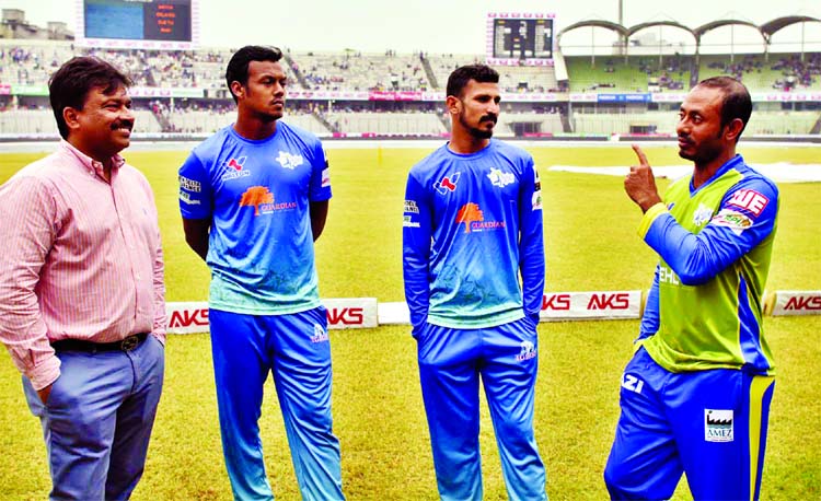 Players of Sylhet Sixers and Khulna Titans including former national cricketer Faruque Ahmed (left) chatting at the Sher-e-Bangla National Cricket Stadium in the city's Mirpur on Wednesday. The AKS BPL Twenty20 Cricket match between Sylhet Sixers and Khu