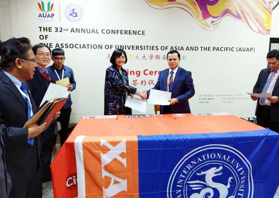 Md. Sabur Khan, Chairman, Board of Trustees, Daffodil International University exchanging MoU documents signed at the 32nd Annual Conference of the Association of Universities of Asia and the Pacific (AUAP) during November 7-10, 2017 in Xi'an Internation