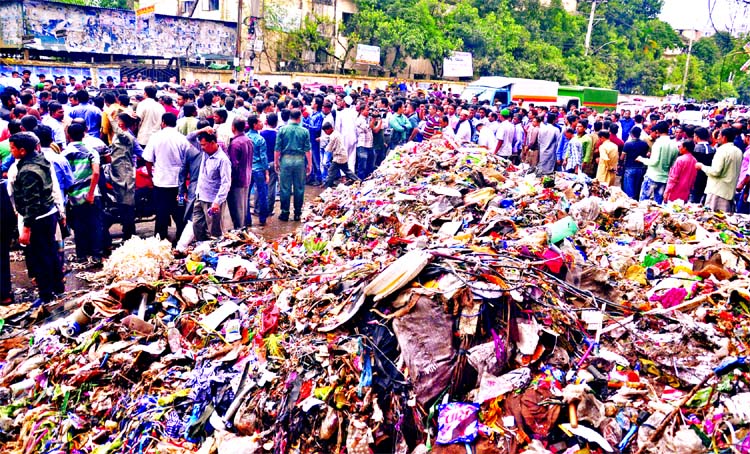 As a sequel to the long-standing conflict between DSCC Mayor Sayeed Khokan and another ruling party leader Shah Alam Murad, a huge quantity of garbage was piled up in front of Azimpur Pearl Harbour Community Centre on Thursday while a programme of Dhaka C