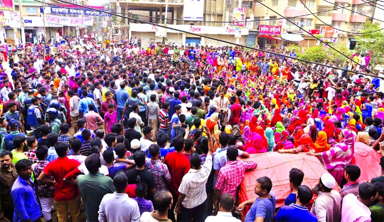 Hundreds of garment workers blocked road and vandalise vehicles in city's Mirpur area on Friday, demanding immediate payment of arrears, resulting halting movement of vehicles for about two hours.