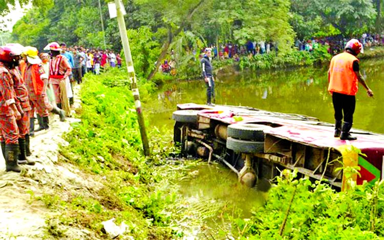 Three persons including a couple were killed as a bus plunges into a roadside ditch in Baya area of the city on Friday afternoon.