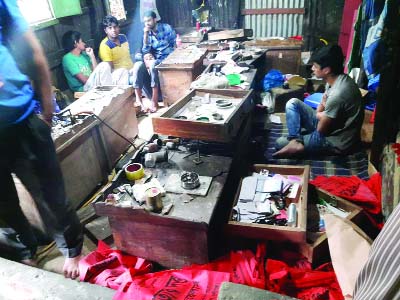 SIRAJDIDHAN (Munshiganj): Owners and workers of Ashutosh Dutt Jewellers at Taltola Bazar in Sirajdikhan Upazila are depressed as robber looted gold ornaments worth Tk 2 cr from the shop on Wednesday night .