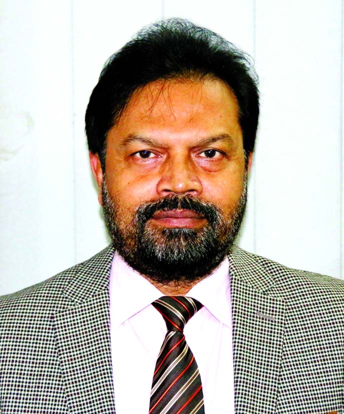 Manjur Ahmed, Managing Director of Bangladesh Development Bank Limited, poses with the participants of a day-long training on "Risk Management Process, Loan Classification and Provisioning" at its Training Institute in the city on Sunday. Mohammad Nurud