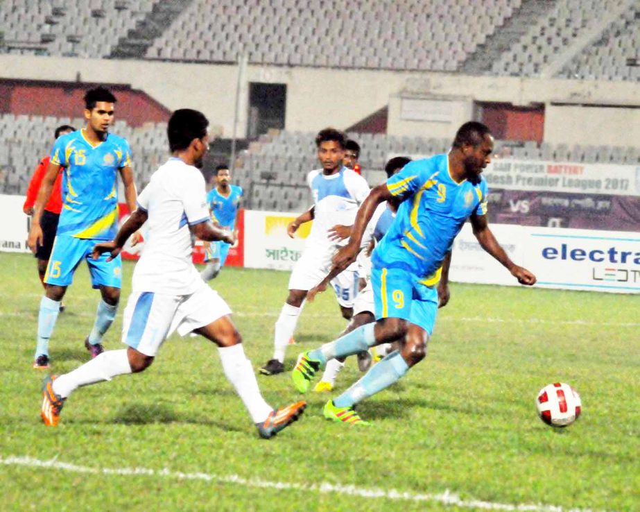 A scene from the Saif Power Battery Bangladesh Premier League 2017 match between Abahani Ltd Dhaka and Farshganj Sporting Club at the Bangabandhu National Stadium on Monday. Abahani won the match 2-1.