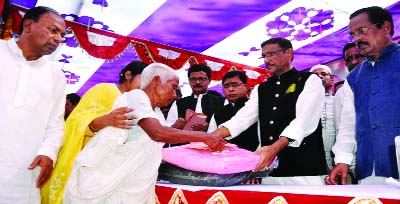 RANGPUR: Minister for Road Transport and Bridges Obaidul Quader MP distributing cash assistance among the clash- hit families of Thakurpara Village on behalf of Awami League Central Committee at Brahmanpara Primary School ground on Sunday.