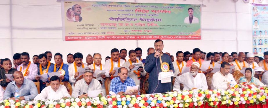 CCC Mayor AJM Nasir Uddin conducting an oath- taking ceremony of new committee of CBA of CCC at the reception and farewell programme of CBA at Anderkillah on Sunday.