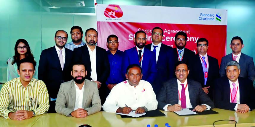 Mahtab Uddin Ahmed, Managing Director of Robi Axiata and Naser Ezaz Bijoy, CEO of Standard Chartered Bank Bangladesh, signing an agreement at Robi's head office in the city recently. Roni Tohme, Chief Financial Officer, Md. Adil Hossain, Head of Enterpri